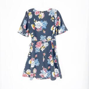 One Clothing Short Sleeve Floral Wrap Dress Size Medium